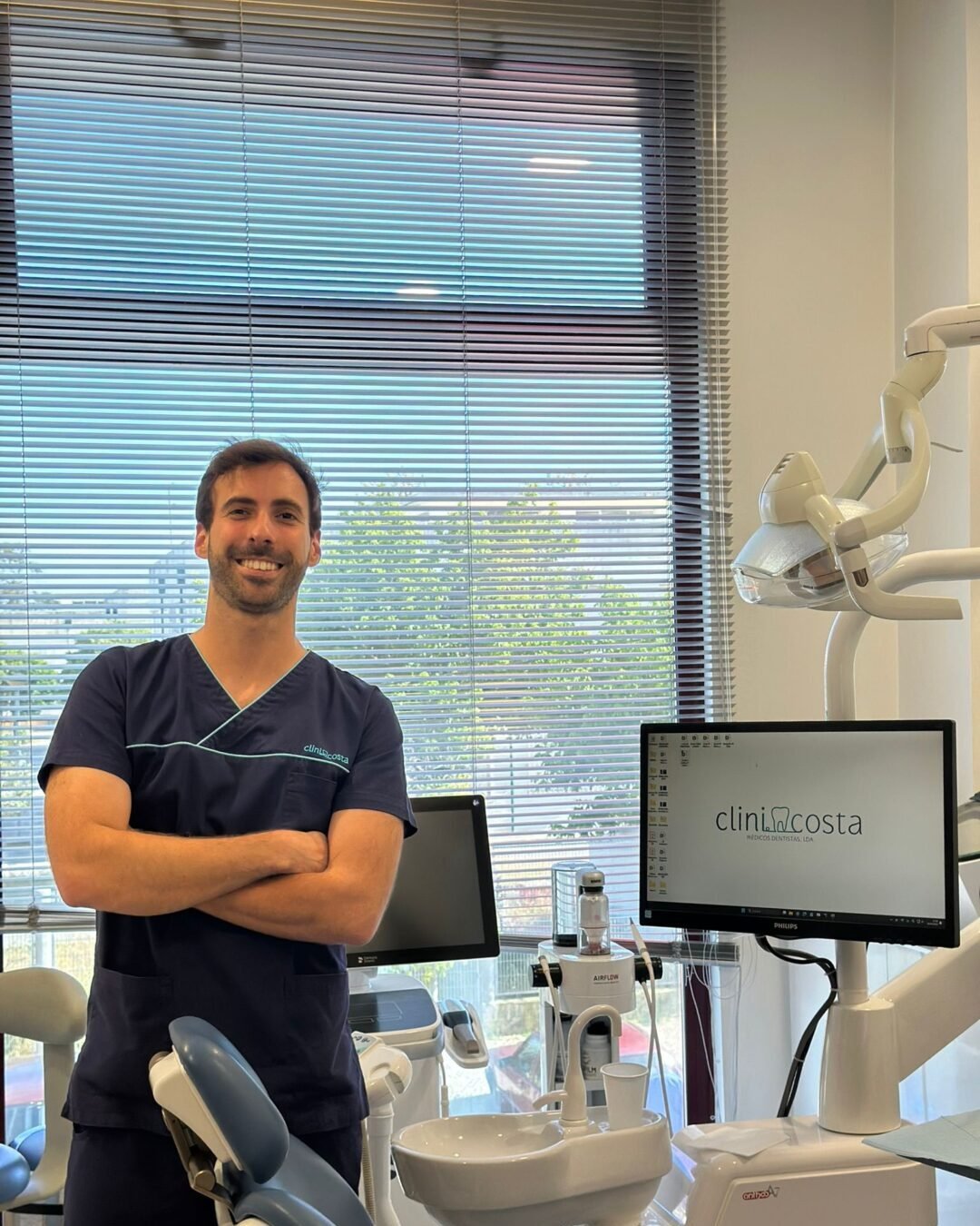 Dr.Francisco ParedesOral Implantology specialist with postgraduate training in Oral Surgery and a three-year full-time Implantology program at the University of Lisbon.