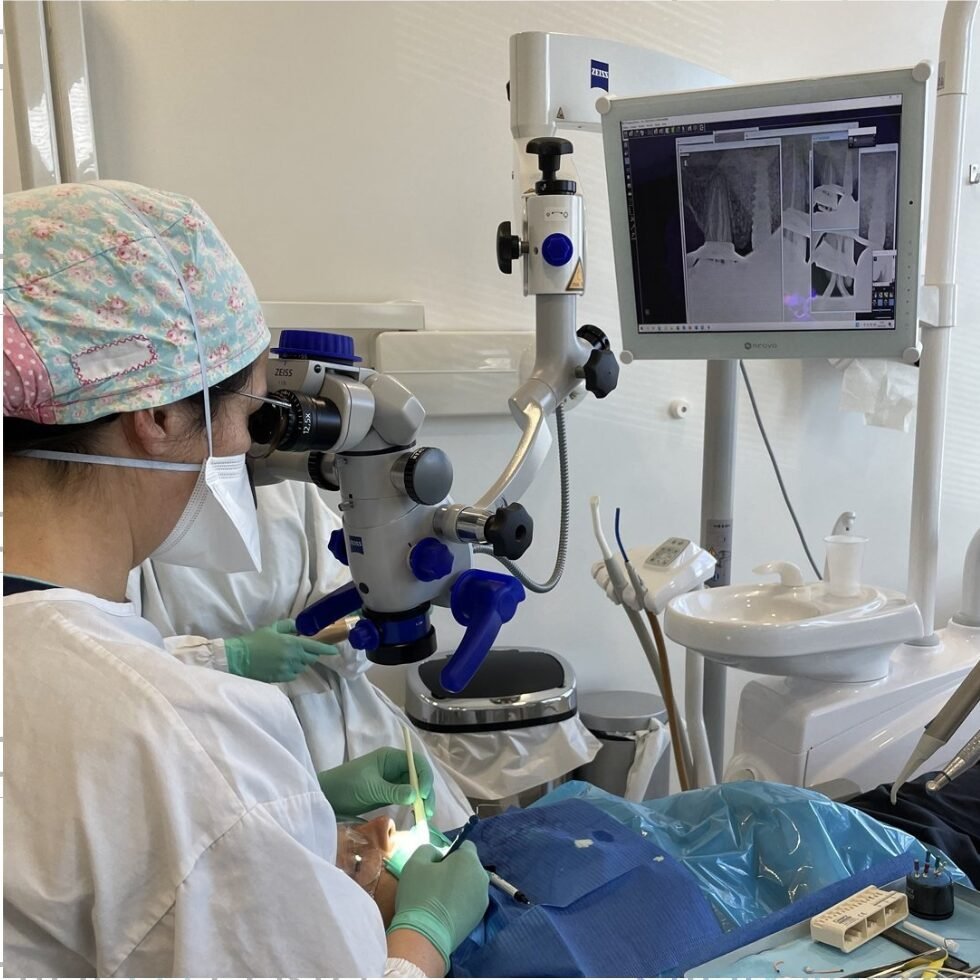𝐃𝐞𝐧𝐭𝐚𝐥 𝐈𝐦𝐩𝐥𝐚𝐧𝐭𝐬 𝐰𝐢𝐭𝐡 𝐌𝐢𝐜𝐫𝐨𝐬𝐜𝐨𝐩𝐞: 𝐔𝐧𝐩𝐚𝐫𝐚𝐥𝐥𝐞𝐥𝐞𝐝 𝐏𝐫𝐞𝐜𝐢𝐬𝐢𝐨𝐧 𝐚𝐧𝐝 𝐑𝐞𝐬𝐮𝐥𝐭𝐬! Transform your smile with cutting-edge technology! The use of microscopes in dental implants ensures an extremely precise procedure, with greater preservation of bone and gum tissue. Less invasive, faster recovery, and superior aesthetic results. The innovation you deserve for a healthy and perfect smile! ✨